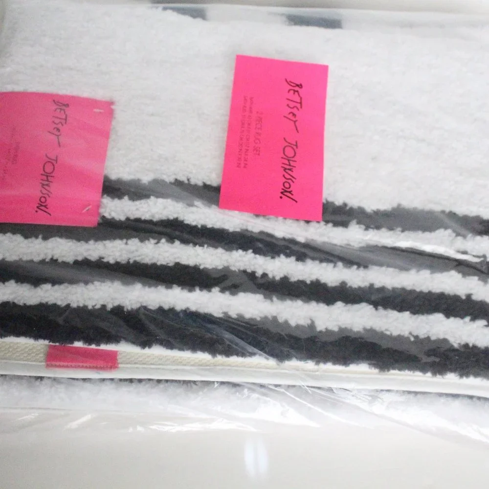 NWT Betsey Johnson Bold Stripe/Xox 2 Piece Bath Rug Set